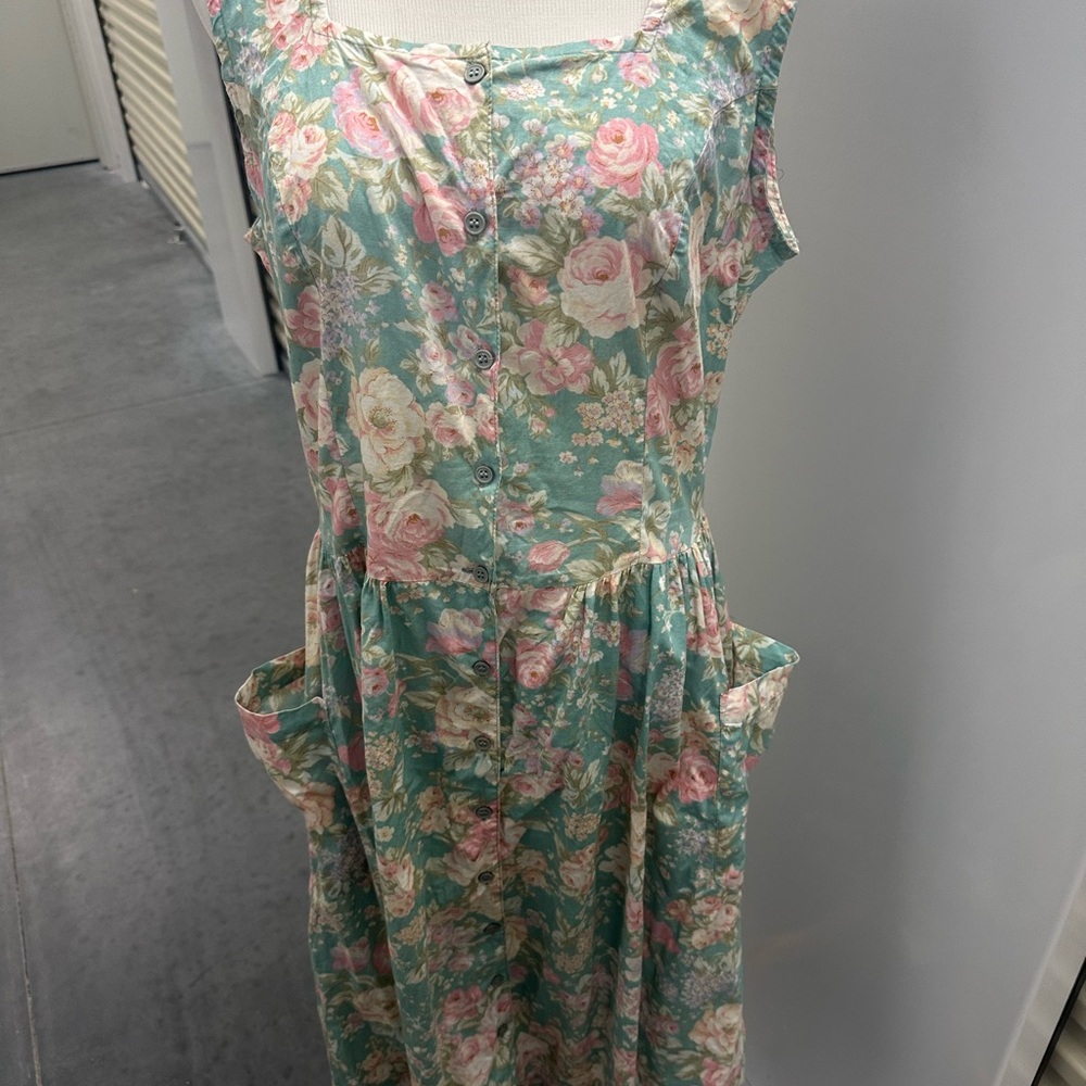 Laura Ashley vibes Floral Sleeveless Midi Dress